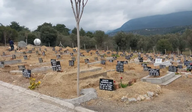 İzmir'de ölen sayısı artınca mezarlık sayısı da arttırıldı