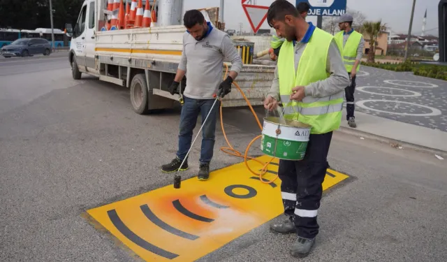Kocaeli'de yol ve yaya çizgileri yenileniyor