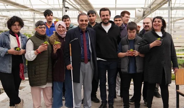 Seranın özel konukları çiçek dikti