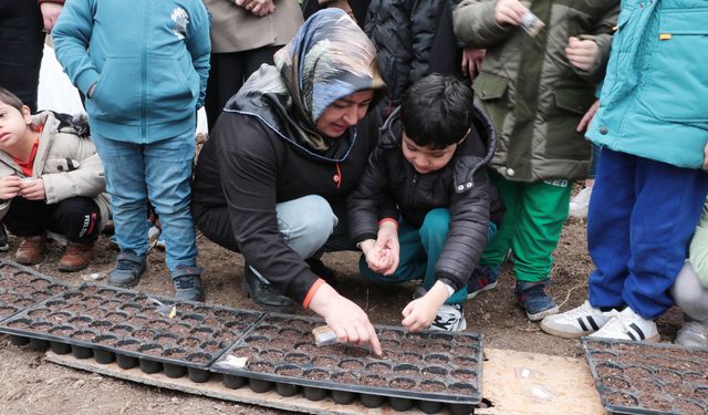 Minik eller toprakta geleceği yeşertiyor
