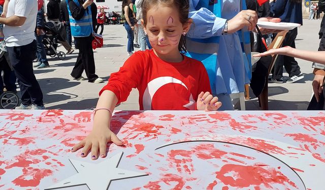 Miniklerden Ay Yıldız'a Bayram Dokunuşu
