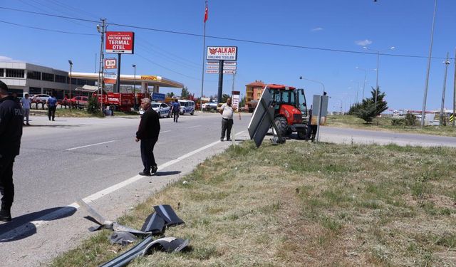 TRAKTÖRLE OTOMOBİL ÇARPIŞTI: 3 YARALI
