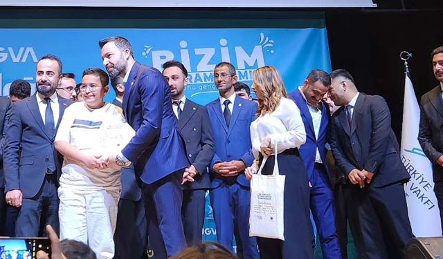 'Kitap Kurdu' öğrenciler ödüllendirildi