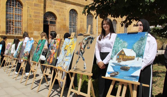 TARİHİ MEKANDA  GENÇ  FIRÇALARDAN  SANAT ESİNTİSİ