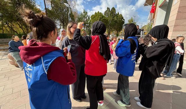 Gençler Sporun ve Eğlencenin Tadını Çıkardı : Yüz Boyamadan Halat Çekmeye