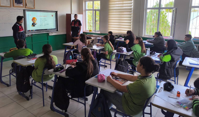 Ortaokul Öğrencilerine Siber Güvenlik Dersi: Tehlikeler ve Önlemler Uygulamalı Anlatıldı