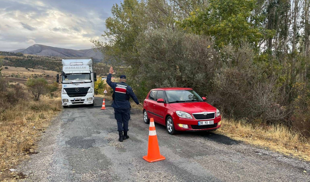 Jandarma'dan Örnek Davranış: Yolda Kalan Tır Şoförünün Mağduriyeti Giderildi