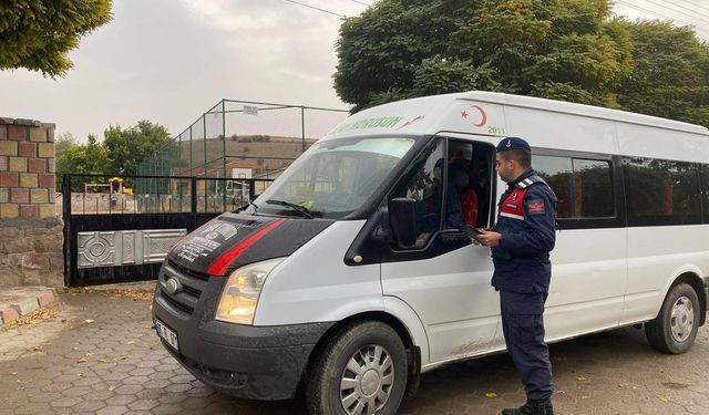 Veliler rahat bir nefes aldı: Öğrenciler dersteydi, jandarma sahadaydı