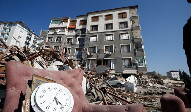 Depremde 6 öğretmen ve 250 öğrencisini kaybeden okulda Öğretmenler Günü buruk karşılanıyor