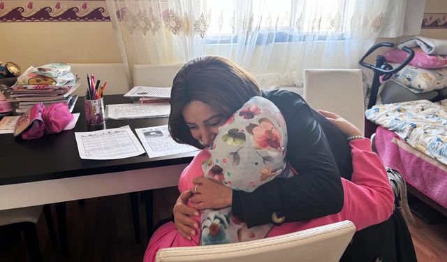 Engelli öğrencisine 5 yıldır evde öğretmenlik yapıyor