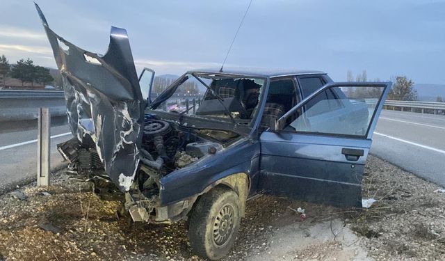 Otomobil bariyere çarptı: 2 yaralı