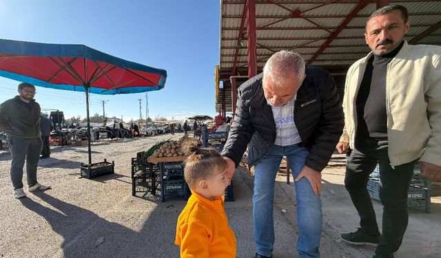 Başkan Coşar’dan Pazar Yeri Ziyareti: Esnafla ve Vatandaşlarla Buluştu