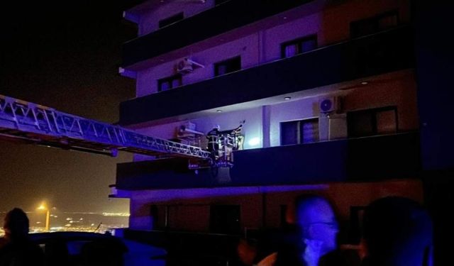 Gece Başlayan Yangında 7 Katlı Apartman Kül Oldu