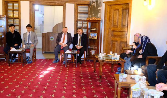 Ak Konak'ın Misafirleri Ulu Çınarlar