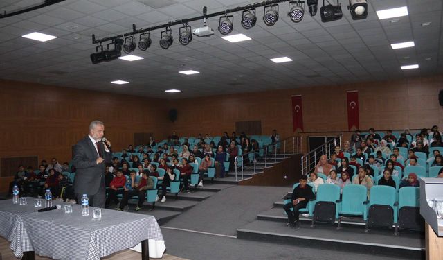 Sarıkaya'da Öğrencilere Özel Müftülük Konferans Düzenledi