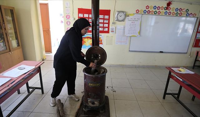 Zorlu kışa rağmen eğitim sürüyor: Dağ köyünde tek başına dört sınıfı okutan öğretmen