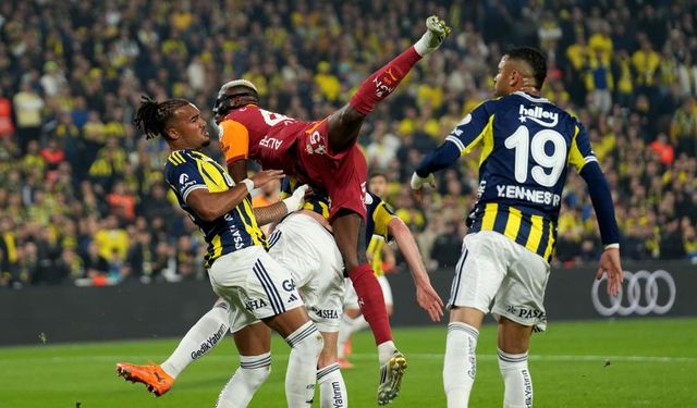Trendyol Süper Lig: Fenerbahçe: 0 - Galatasaray: 1 (İlk yarı)