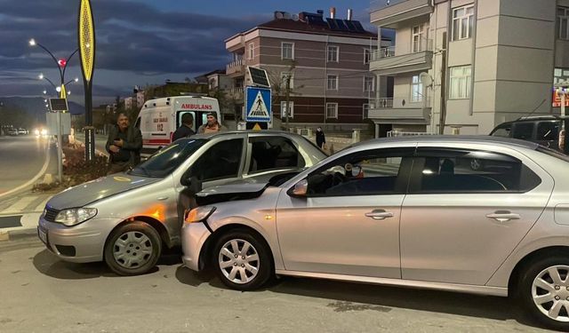 İki otomobil çarpıştı: 6 yaralı