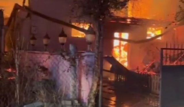 Köyde çıkan yangında iki ev küle döndü