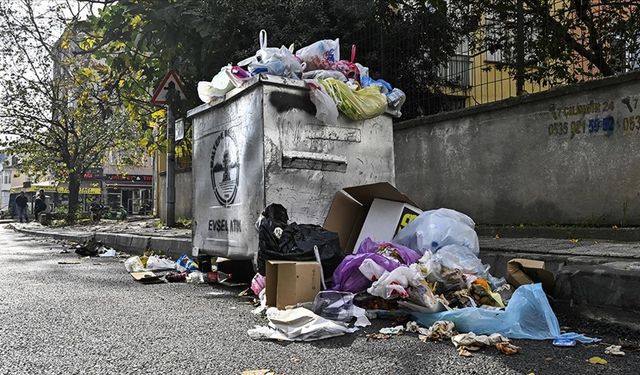 Belediye Personeli iş bırakma nedeniyle ilçede çöpler birikti