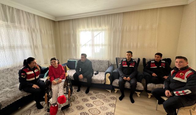 Kadışehri'nde Küçük Kızın Yüzünü Jandarma Güldürdü