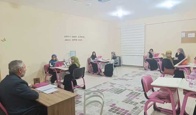 Sarıkaya Müftüsü Zühdü Elveren’den Kur’an Kurslarına Öğretmenler Günü Ziyareti