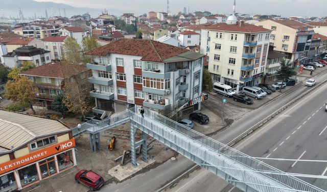 "Yayalar evimi izliyor" şikayeti üst geçidi yıktırdı: "Evi yine görebiliyoruz"