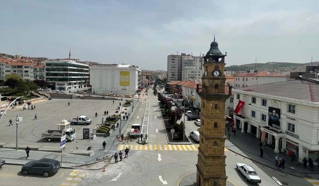 SEÇiM TARiHi BELLi OLDU:  KULiSLER HAREKETLENDi