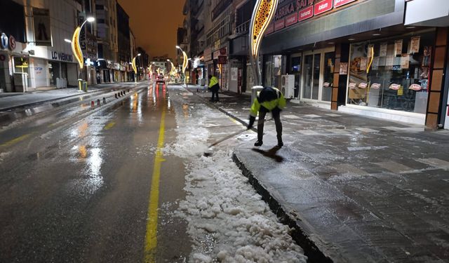 Karla Mücadele Seferberliği: Ekipler Sabahın İlk Işıklarıyla Sahadaydı
