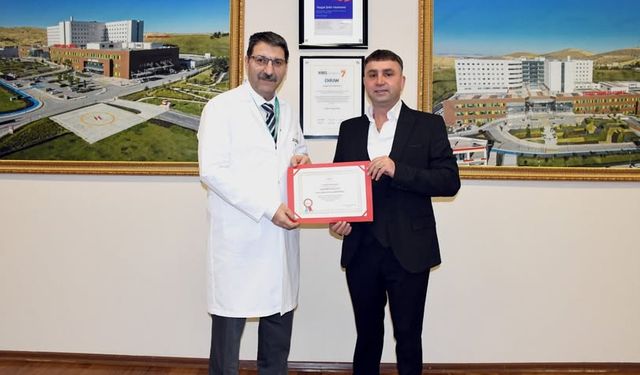 Başhekim Murat Başer’den İş İnsanı Reis Turan Göçümlü’ye Teşekkür Belgesi