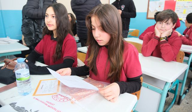 Binlerce öğrenci karne aldı: Vali Özkan öğrencilerin sevincine ortak oldu