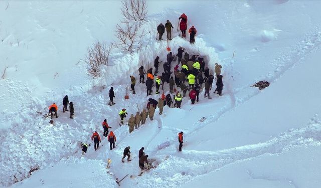 çığ altında kalan çobanı arama çalışmalarına ara verildi