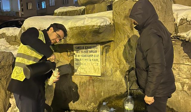 Çeşme Başında Bekleyen Vatandaşlara AK Gençlik’ten Çay İkramı