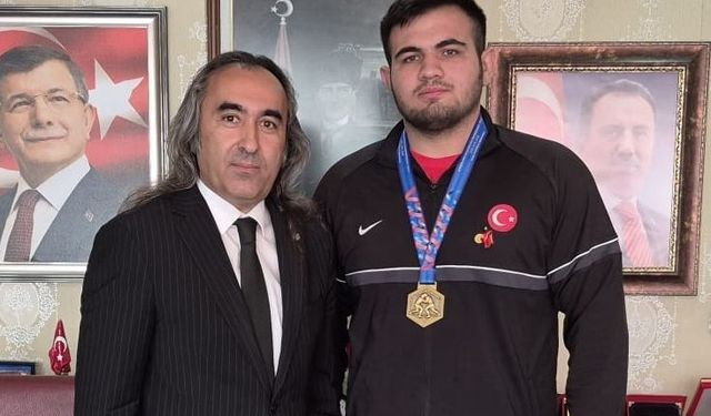 Ayberk Bostan U23 Türkiye Güreş Şampiyonası'nda Üçüncü Oldu, Başkan Aydoğmuş Tebrik Etti