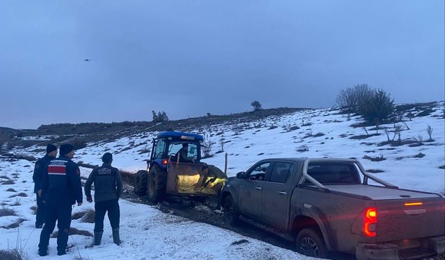 Yozgat'ta Kar ve Tipi: Jandarma Mahsur Kalan Araçları Kurtardı