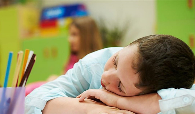 Sessiz Tehlike Tatilde Başlıyor: Çocuklarda Uyku Bozulunca Okul Neden Zorlaşıyor?