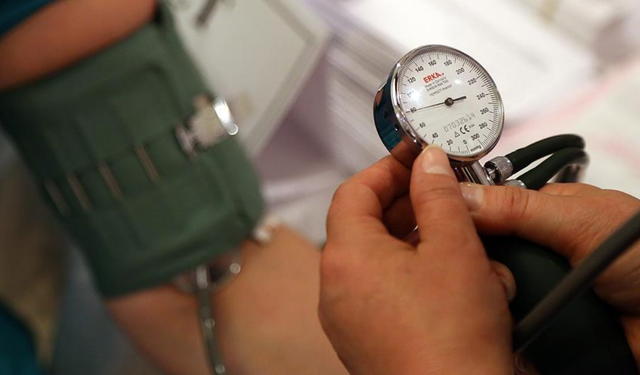 Sessizce İlerliyor: Alnında Uzman Doktor Düzenli Ölçüm Uyarısı Yapıyor