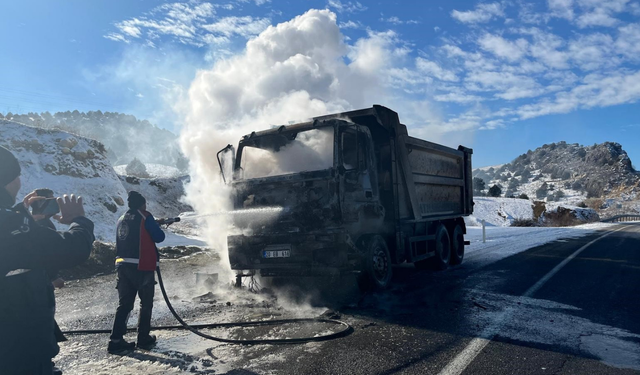 Yozgat’ta Seyir Halindeki Kamyon Alev Alev Yandı