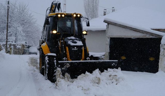 Yozgat Akdağmadeni’nde Karla Mücadele Aralıksız Sürüyor
