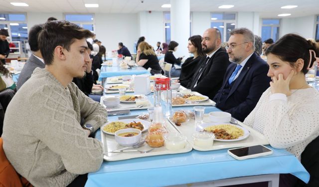 Bozok Üniversitesi’nde Ramazan Bereketi: Rektör Öğrencilerle İftarda