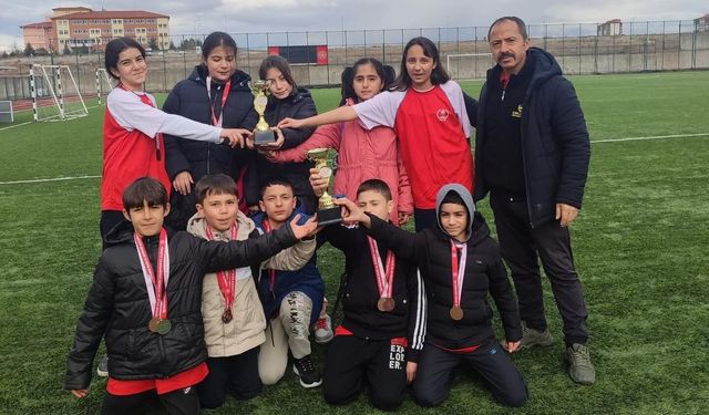 Çayıralan Şehit Yarbay Yusuf Turgut Ortaokulu Atletizmde İl Dereceleri Elde Etti