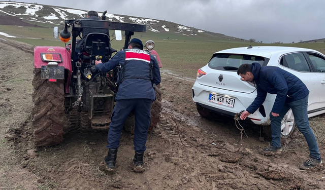 Jandarma Anında Müdahale Etti: Mahsur Kalan Aile Ortak Çabayla Kurtarıldı