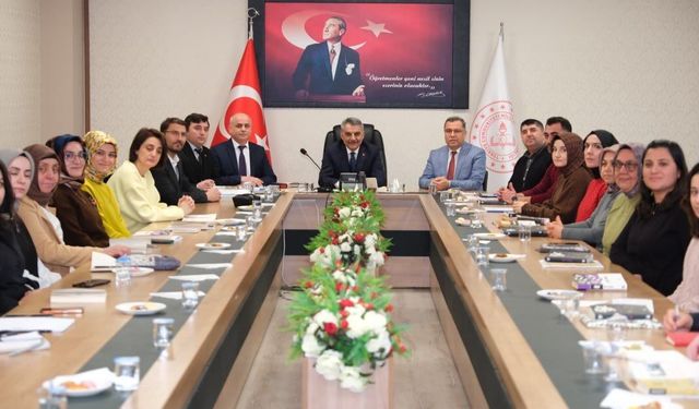 Yozgat'ta Öğretmene Nefes Olan Okumalar: Taşra ve Roman Semineri