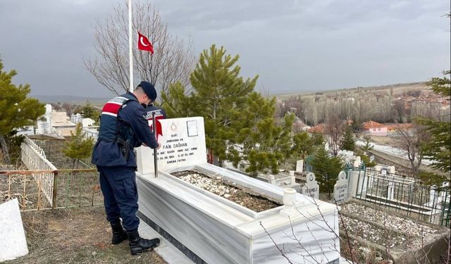 Çayıralan'da Şehit Mezarlıklarında Bayraklar Yenilendi