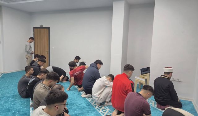 KYK Yurdunda İlk Teravih Heyecanı: Gençler Ramazan’a Dualarla Başladı