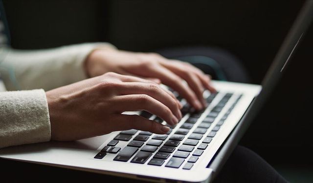 Türkiye İnternette Günlük 7 Saat 13 Dakika Geçiriyor! İlk Sırada Yüzde 71,6 İle "Bilgi Edinme" Var