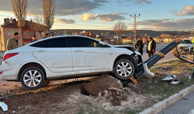 Yozgat Sarıkaya'da Kaza: Araç Aydınlatma Direğine Çarptı