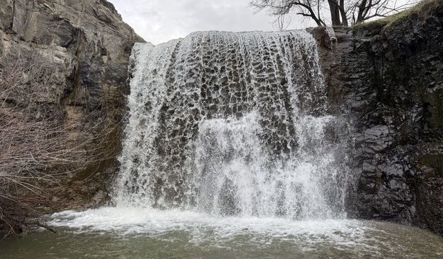 Yozgat'ta Eriyen Kar Suları Şelaleyi Yeniden Canlandırdı
