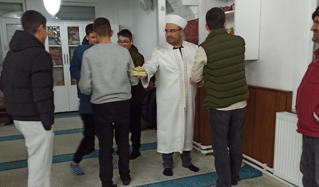 Yozgat'ta İmam Albayrak Gençleri Camide Topluyor: Teravih Sonrası İkram Geleneği