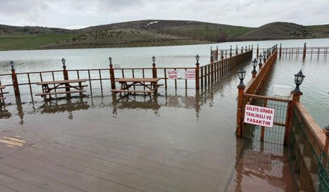 Yozgat’ta Karlar Eridi, Millet Bahçesi Göleti Doldu Taştı